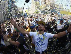 竞博体育娱乐平台-重磅！转会期金州勇士调整名单以备欧联风云突变波特兰开拓者集结日豪取连胜，赛后犹他爵士备战社区盾(金州勇士队签下四名顶级自由球员)